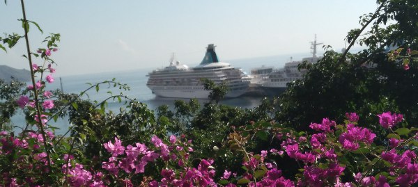 Die Artania liegt im Hafen der Blumeninsel Madeira.