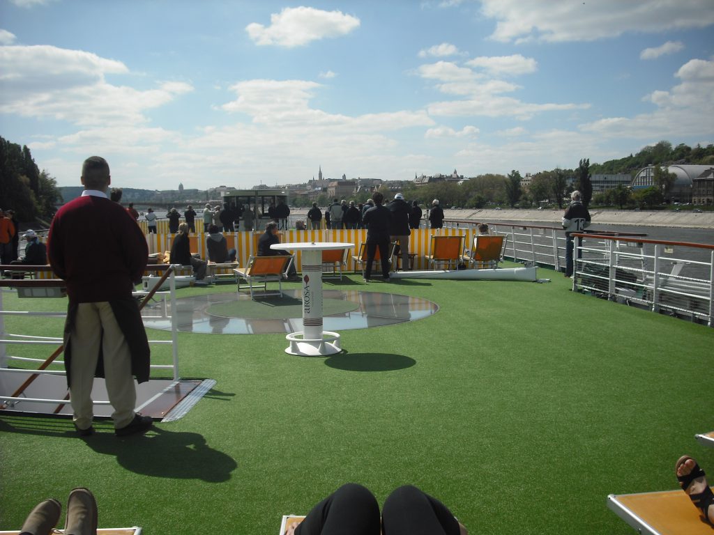 Mit der Arosa auf der Donau entlang nach Budapest. Blick auf die Kettenbrücke.