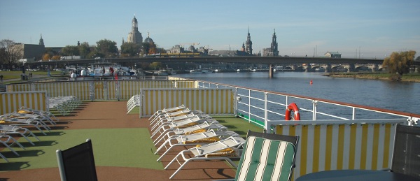 Sonnendeck der Katharina von Bora, Anlegestelle Dresden, im Hintergrund die Frauenkirche