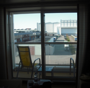 Blick von der Balkonkabine auf den hässlichen Containerhafen von Göteborg