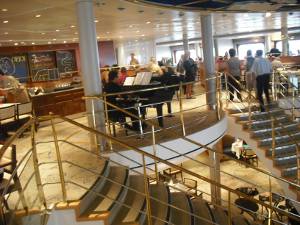 Das Hauptrestaurant Atlantik mit großer Treppe und Flügel