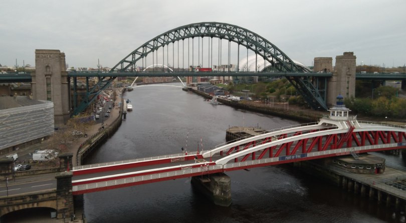 Newcastle, Blick von der High Level Bridge auf die schwenkbare Swing Bridge, die Tyne Bridge und die Millennium Bridge. 