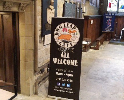Hinweisschild und Eingang zum Dog Leap Cafe im Seitenschiff der St. Nicholas Kathedrale in Newcastle