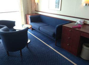 Sitzgruppe und Schreibtisch in der Standardaußensuite