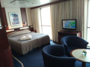 Standard-Außensuite mit bodentiefem Fenster