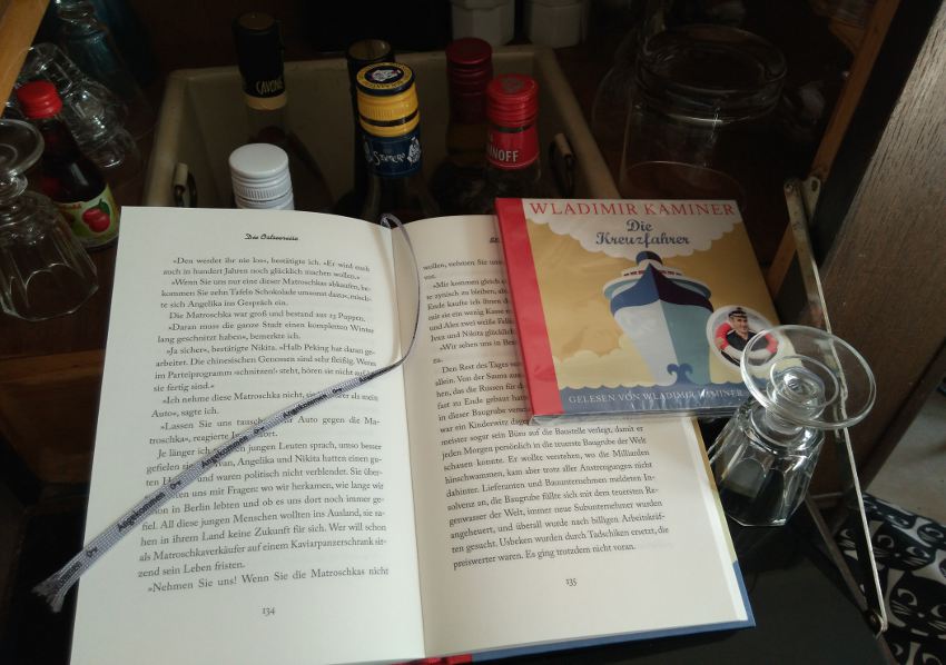 Stillleben mit Buch, Hörbuch und Hausbar