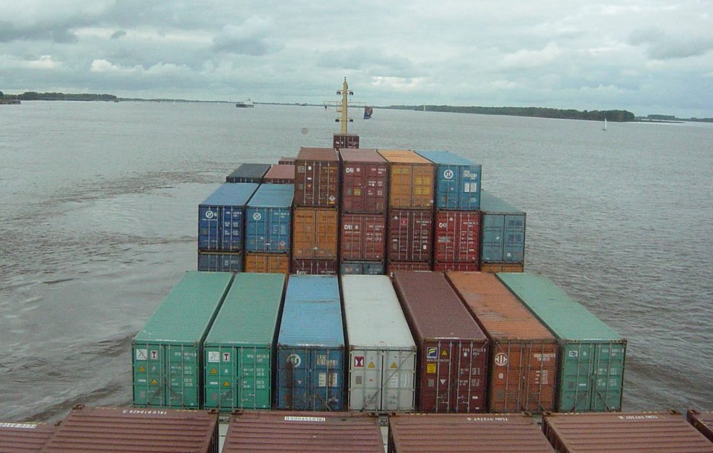 Frachtschiff mit Containern