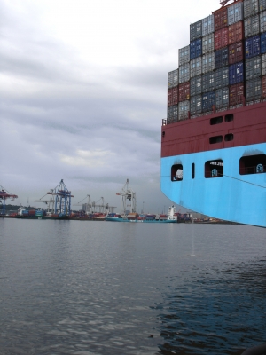 Containerschiff (angeschnitten) im Hafeb