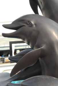 Delfin-Skulptur schmückt den Pool