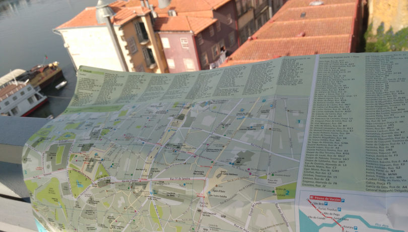 Mit dem Cityplan aus dem Dumont-Reiseführer Porto über den Dächern der Stadt