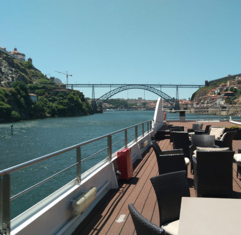 Douro-Flussreise mit Blick auf Portos Wahrzeichen, die zweistöcke Eisenbrücke Ponte Luis I