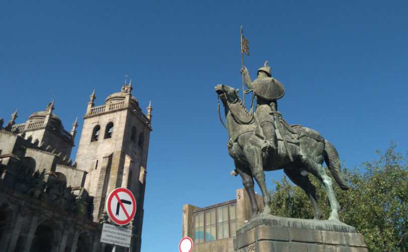 Porto-Reiterstandbild-Ritter-Vimara-Peres-vor-Kathedrale