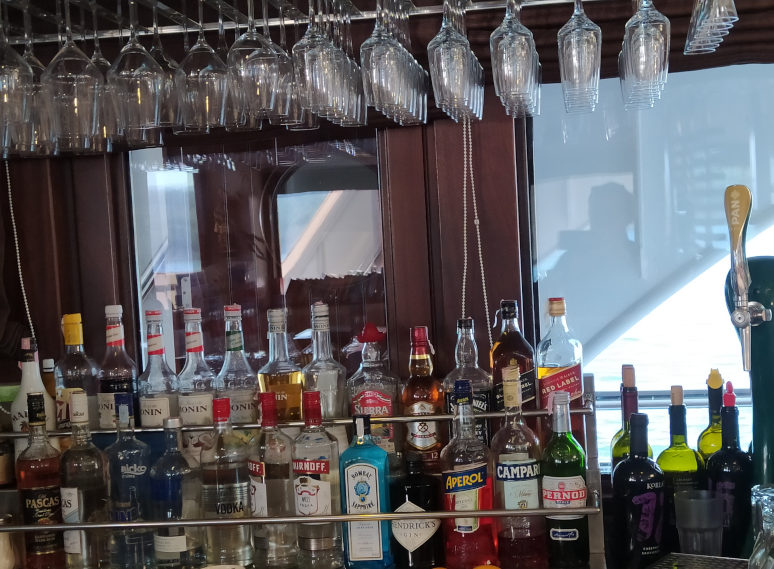 gut-bestueckte-Schiffsbar